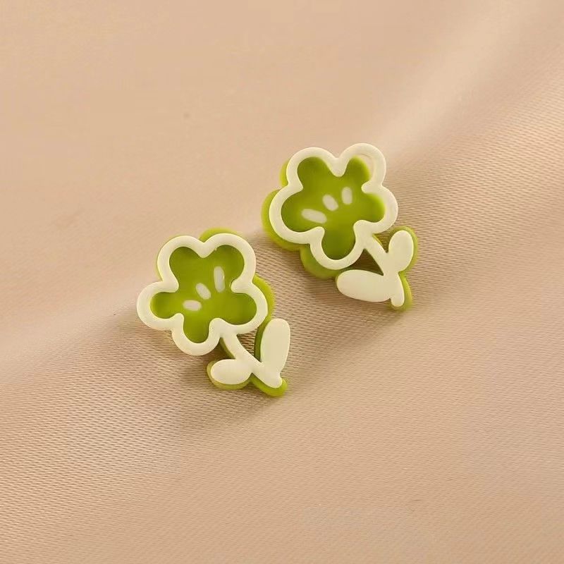 Boucles d'oreilles d'été fleur blanche asymétrique - Ivory Deals Market