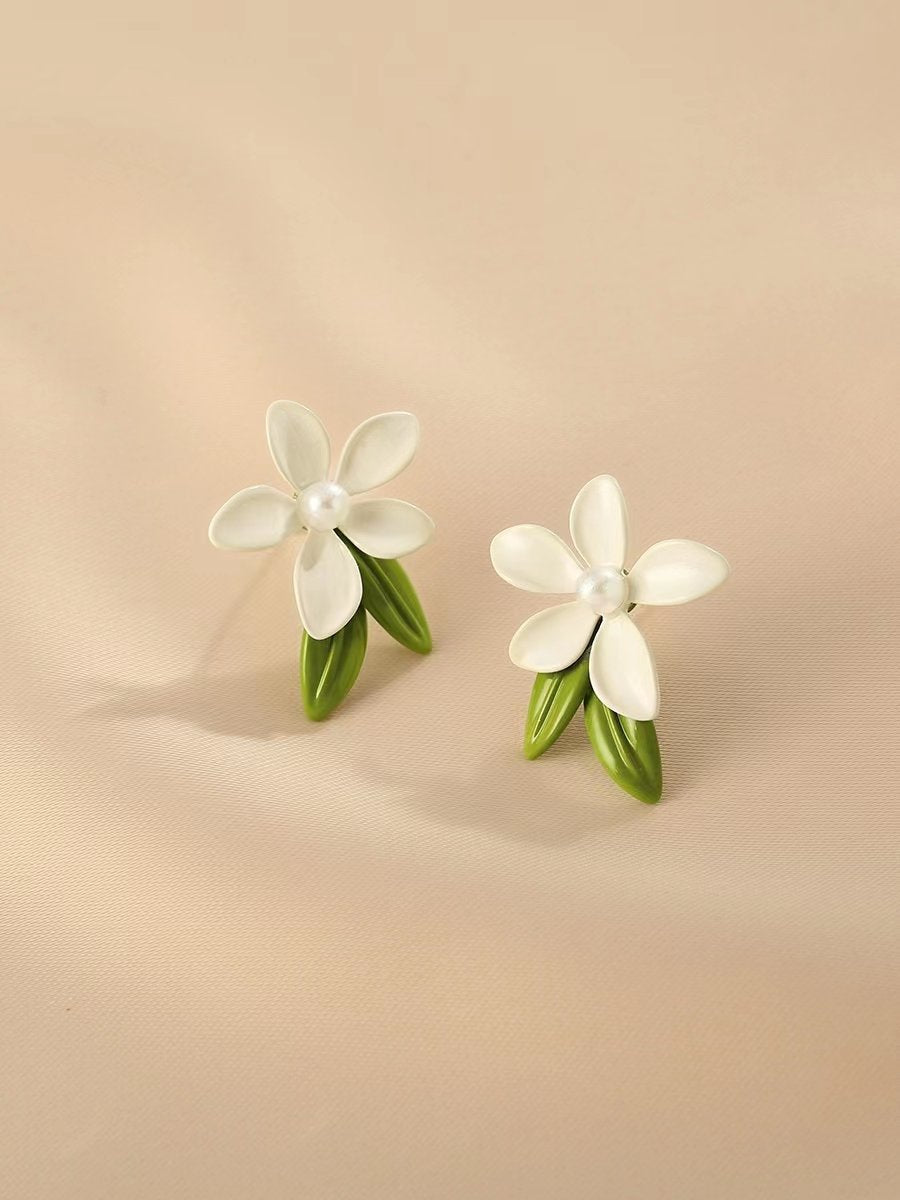 Boucles d'oreilles d'été fleur blanche asymétrique - Ivory Deals Market