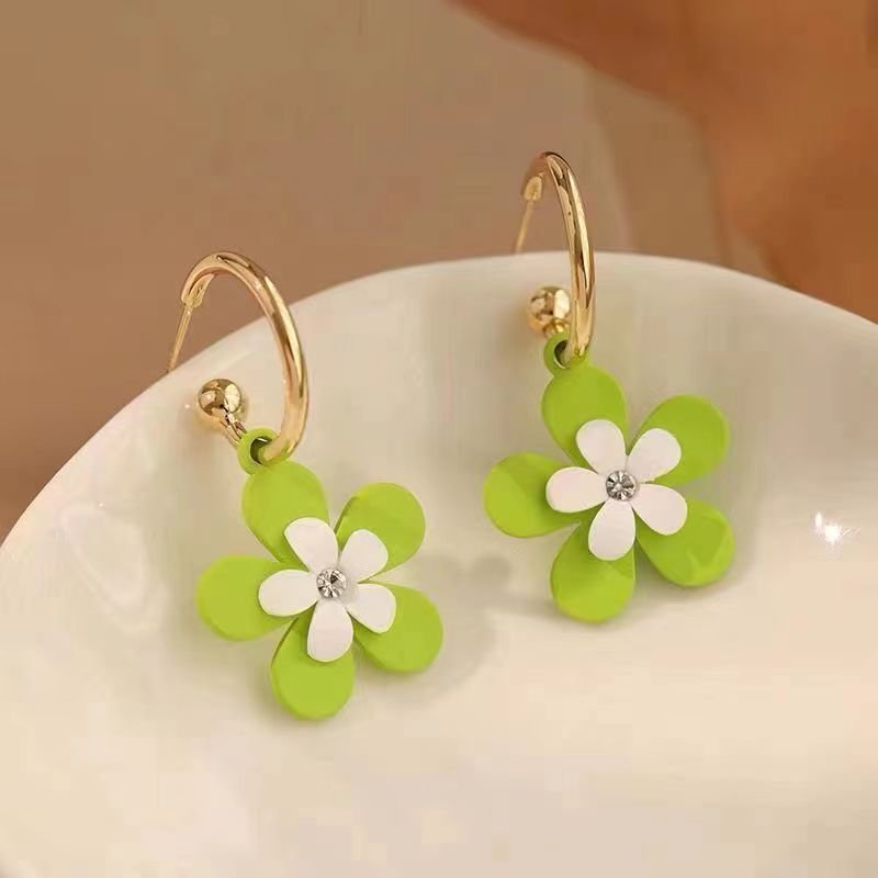 Boucles d'oreilles d'été fleur blanche asymétrique - Ivory Deals Market