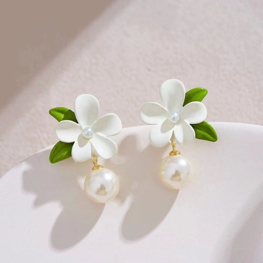 Boucles d'oreilles d'été fleur blanche asymétrique - Ivory Deals Market