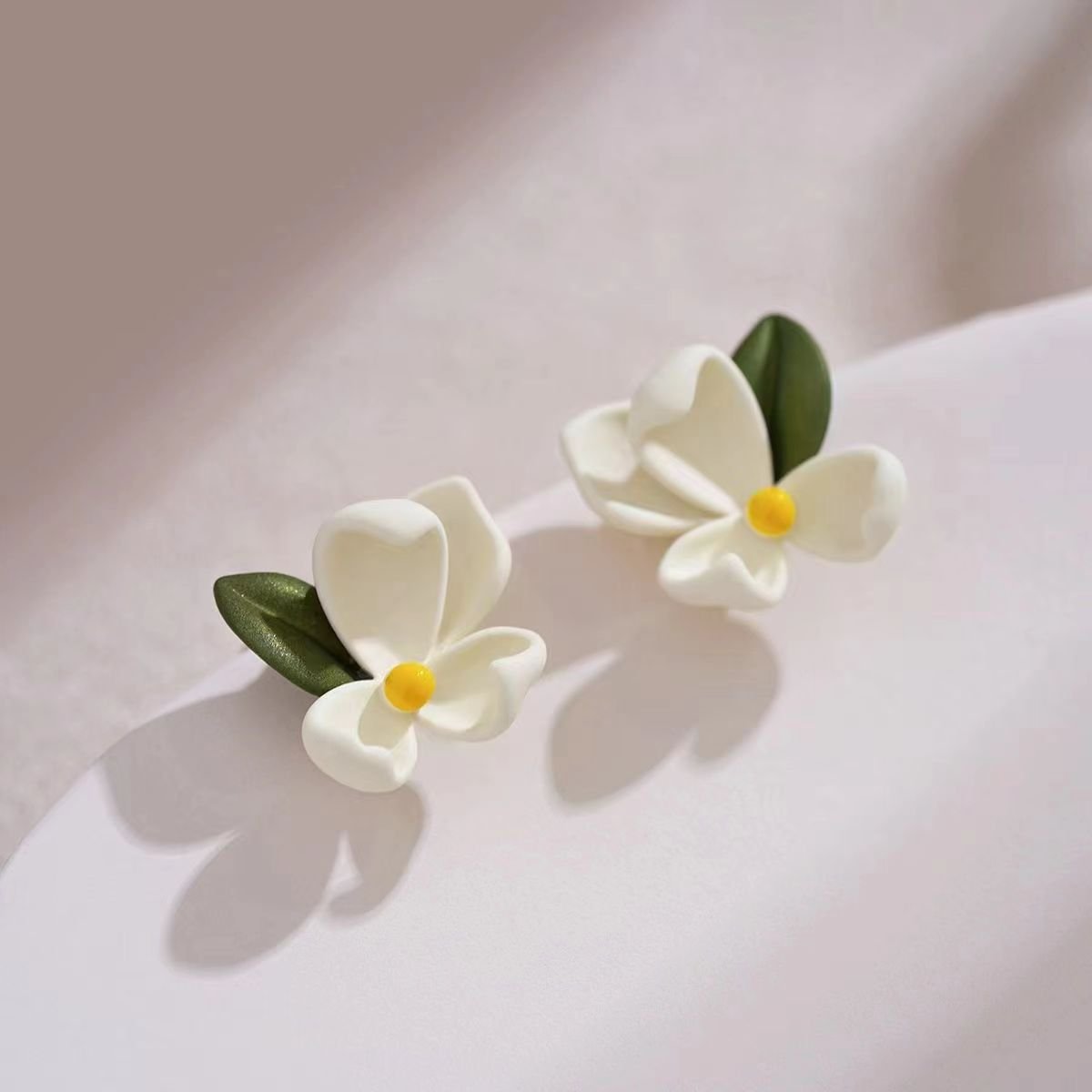 Boucles d'oreilles d'été fleur blanche asymétrique - Ivory Deals Market