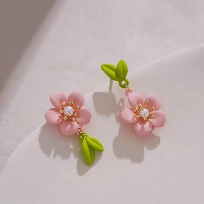 Boucles d'oreilles d'été fleur blanche asymétrique - Ivory Deals Market