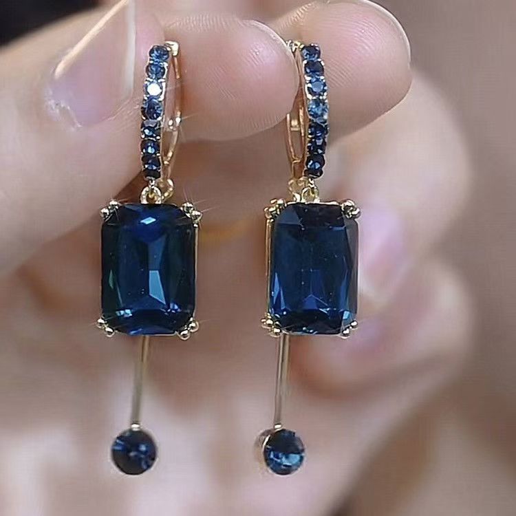 Boucles d'oreilles en cristal bleu à motif spécial. - Ivory Deals Market