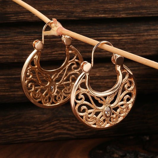 Boucles d'oreilles en forme de petit panier à fleurs simples, incrustées de zircons et de cuivre - Ivory Deals Market