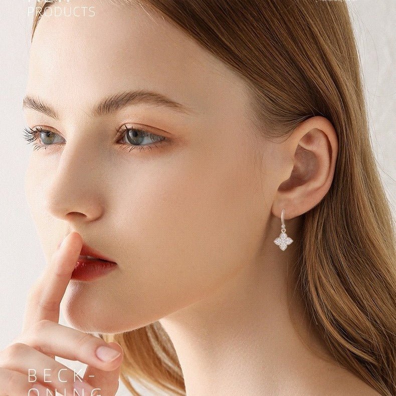 Boucles d'oreilles exquises en forme de trèfle à quatre feuilles, fleurs de zircon brillant assorties à toutes les boucles d'oreilles de luxe léger et de simplicité - Ivory Deals Market