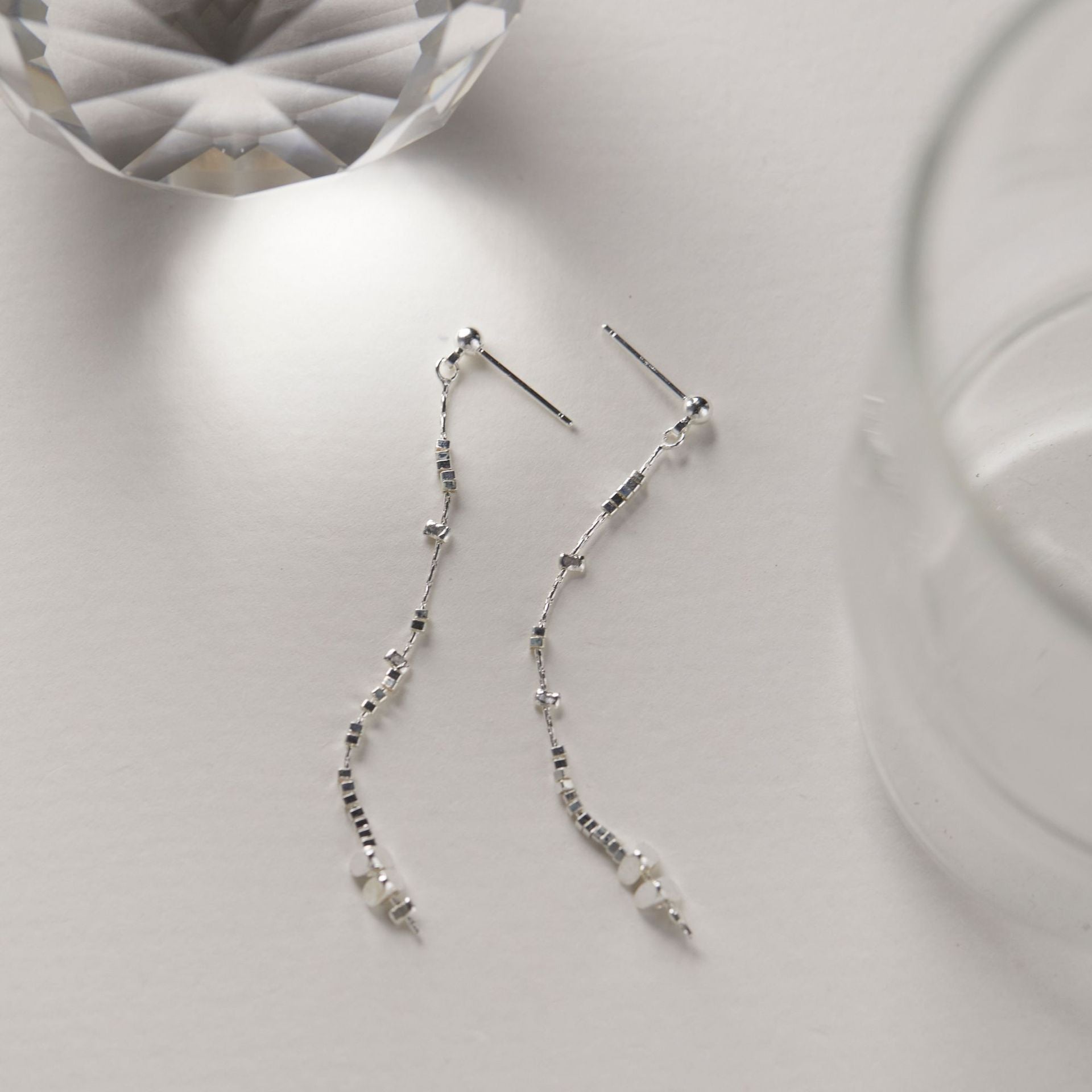 Boucles d'oreilles longues à pompons en argent, petites pièces froides - Ivory Deals Market