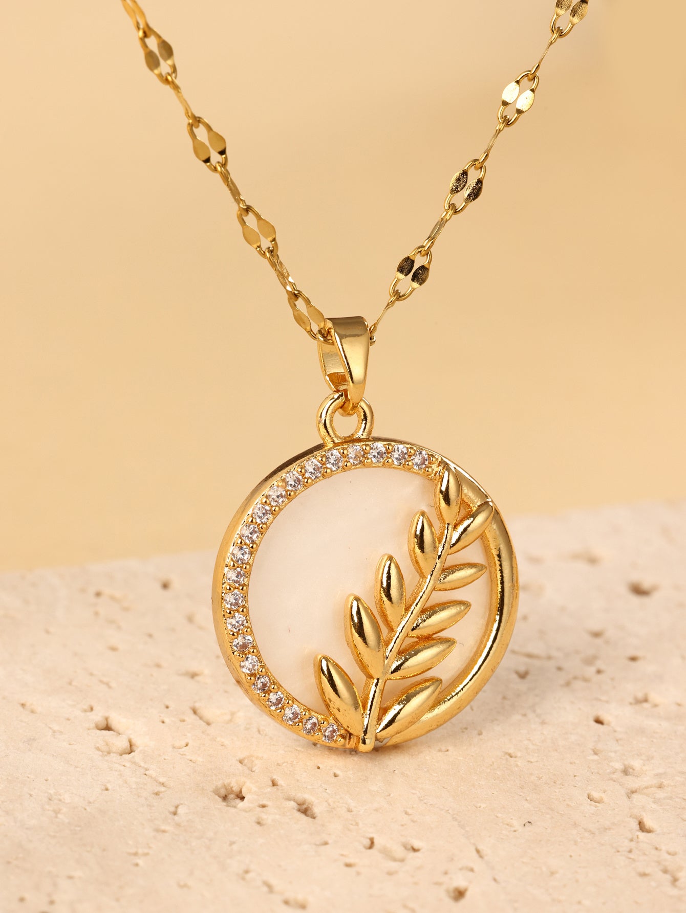 Pendentif rond à feuilles avec tempérament frais, simple et polyvalent, collier haut de gamme en acier inoxydable - Ivory Deals Market