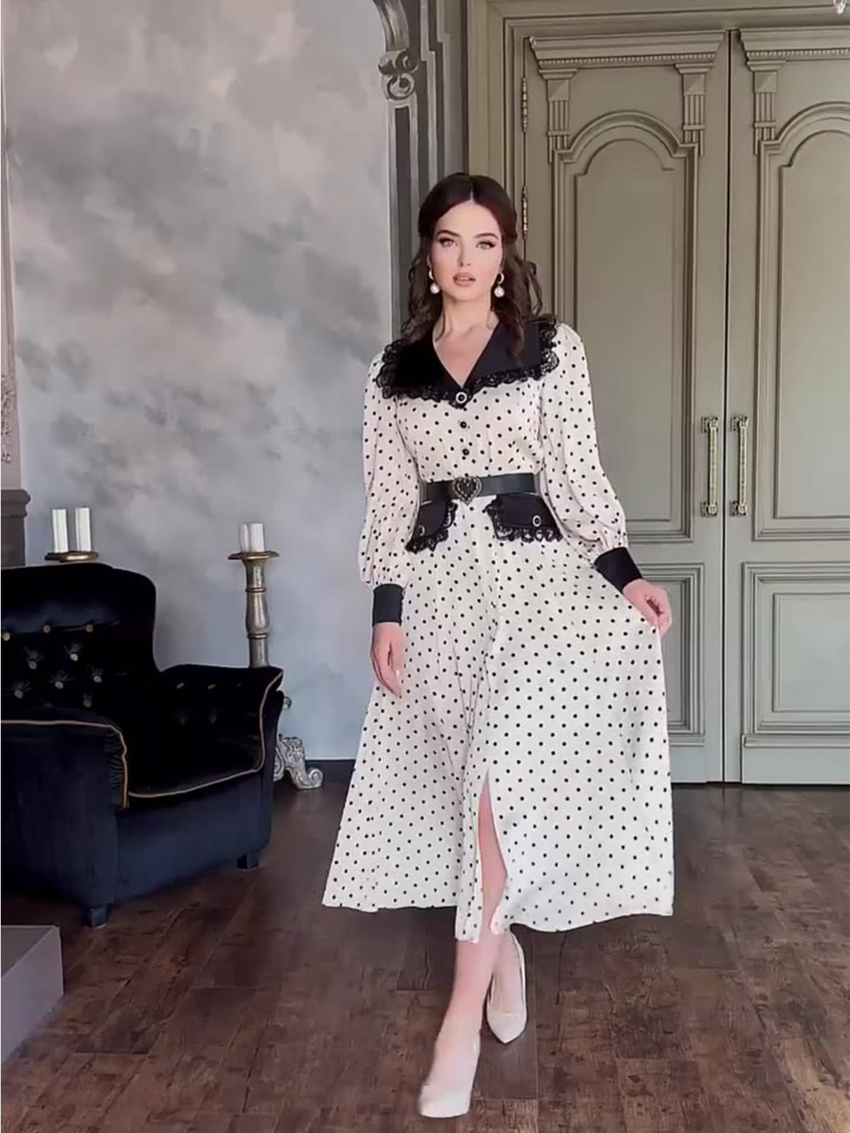 Robe à col Claudine en dentelle à pois.