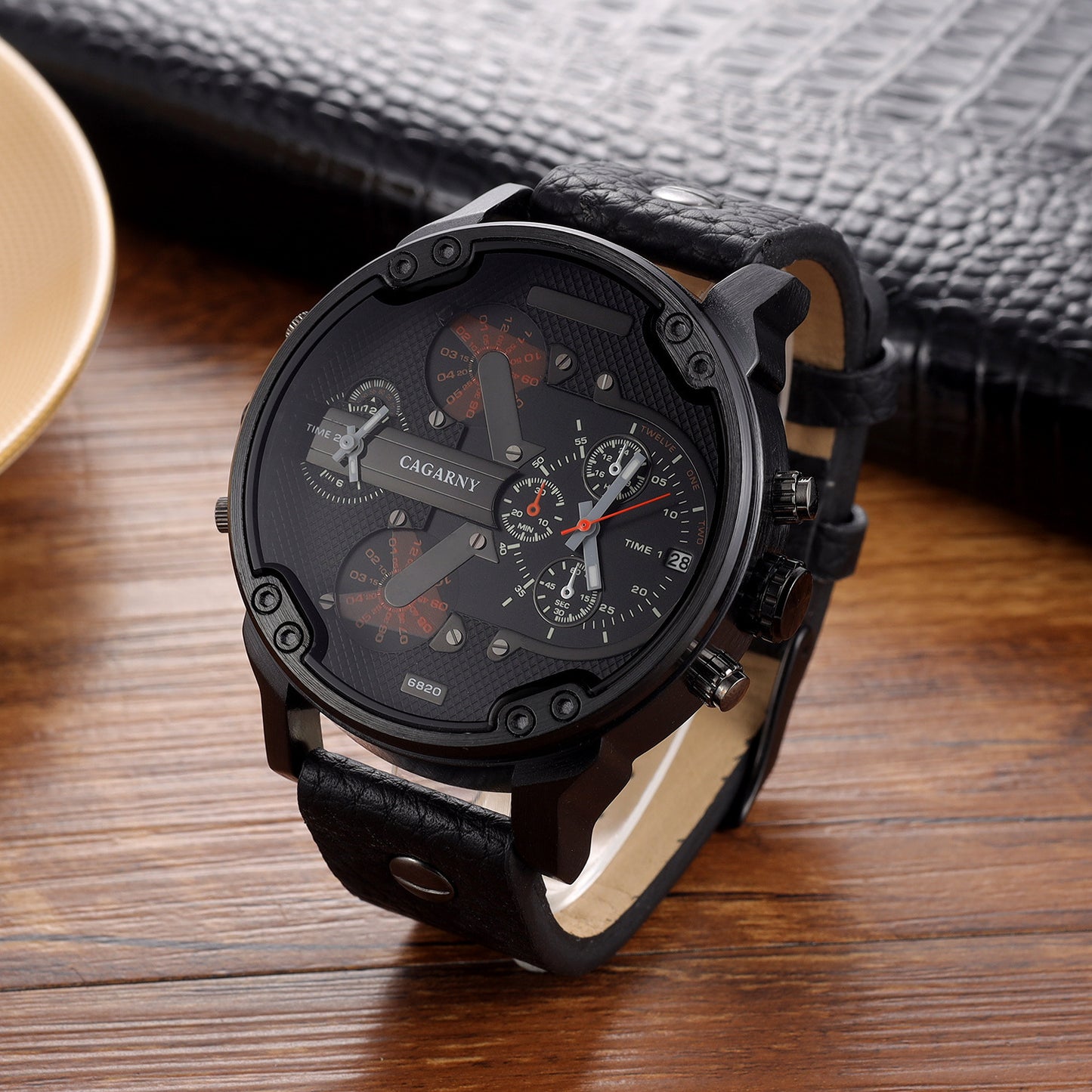 Montre pour hommes à quartz avec double fuseau horaire, grand cadran, boîtier noir et bracelet en cuir.