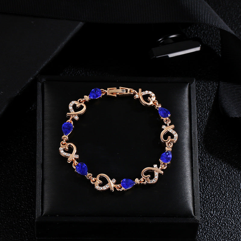 Bracelet en amour creux avec des strass, bracelet en forme de cœur au tempérament de mode pour un cadeau de Saint-Valentin.