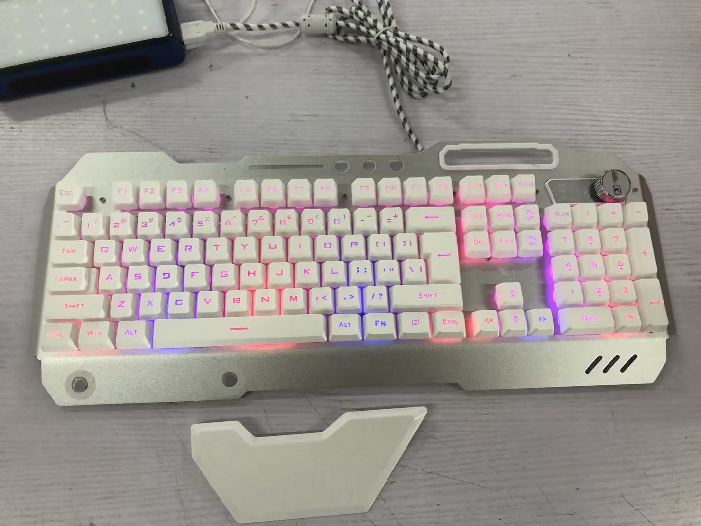 ''Clavier de jeu filaire ergonomique avec rétroéclairage RGB et support pour téléphone'' - Ivory Deals Market