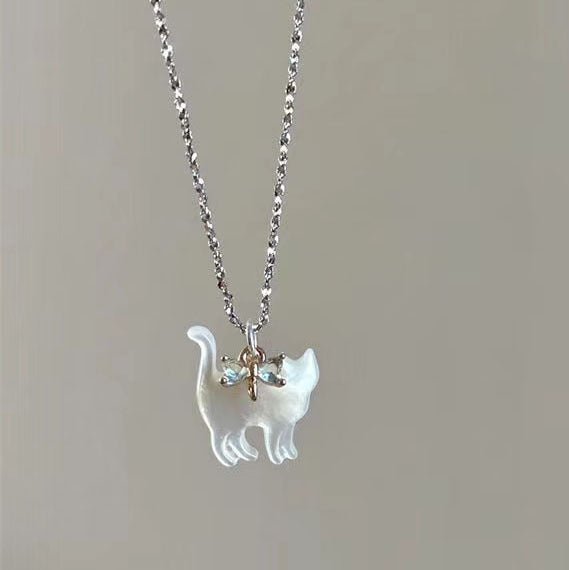 Collier de mode mignon avec pendentif chat transparent en strass, chaîne plaquée argent pour femmes et filles. Cadeau de fête. - Ivory Deals Market