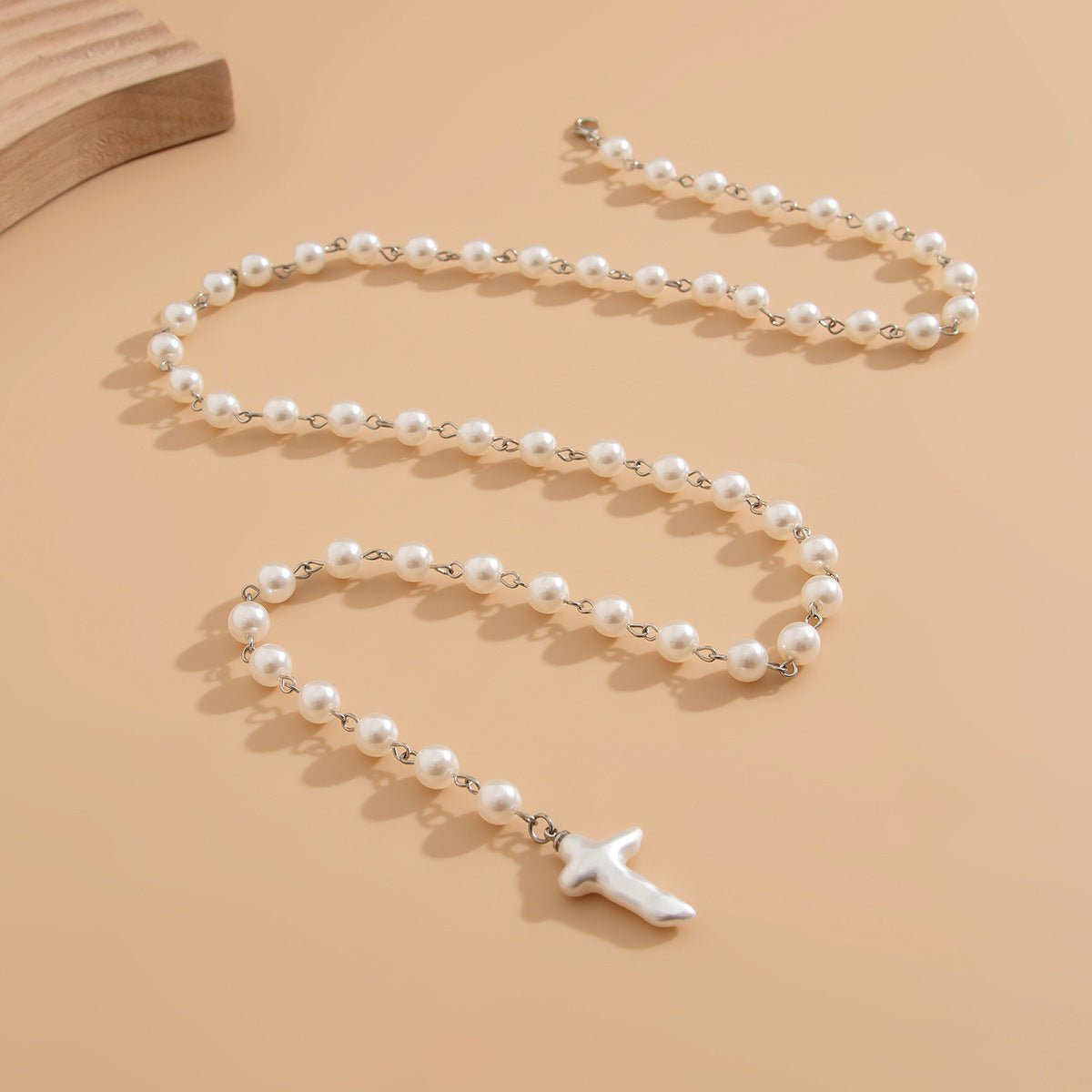 Collier en perles en forme de Y avec croix. - Ivory Deals Market