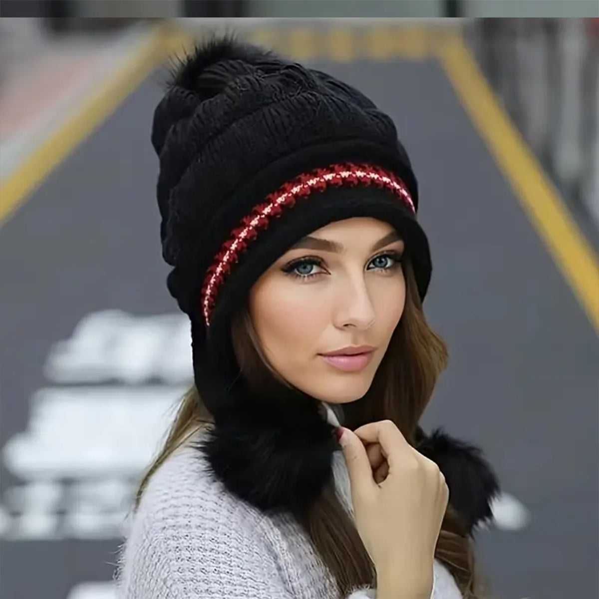 Bonnet d'hiver chaud en tricot douillet avec rabats d'oreilles et pompon, parfait pour le ski et les activités en plein air.