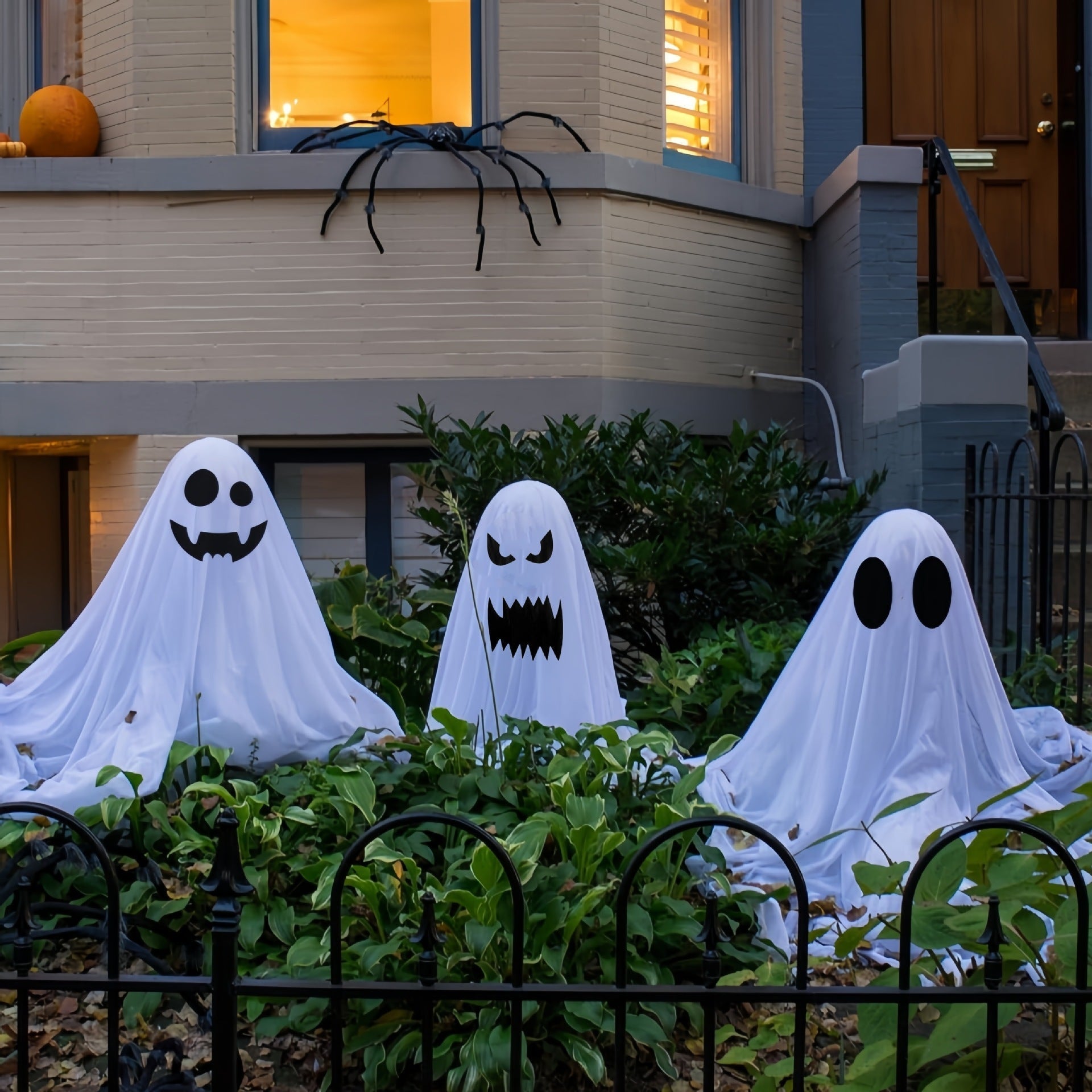 Décorations de fantômes pour Halloween dans la cour devant la véranda. - Ivory Deals Market