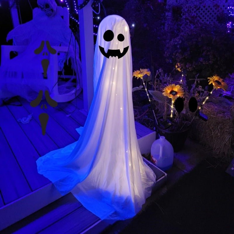 Décorations de fantômes pour Halloween dans la cour devant la véranda. - Ivory Deals Market