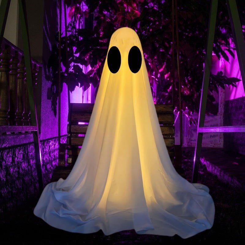 Décorations de fantômes pour Halloween dans la cour devant la véranda. - Ivory Deals Market