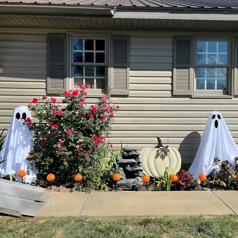 Décorations de fantômes pour Halloween dans la cour devant la véranda. - Ivory Deals Market