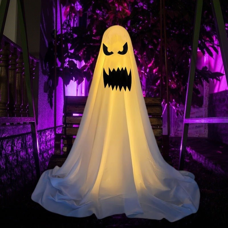 Décorations de fantômes pour Halloween dans la cour devant la véranda. - Ivory Deals Market