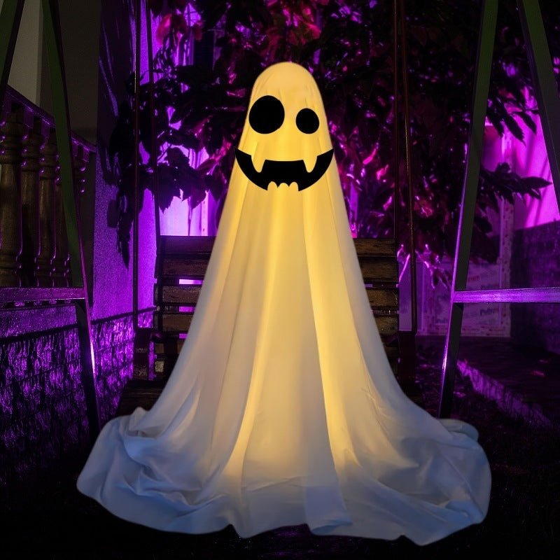 Décorations de fantômes pour Halloween dans la cour devant la véranda. - Ivory Deals Market