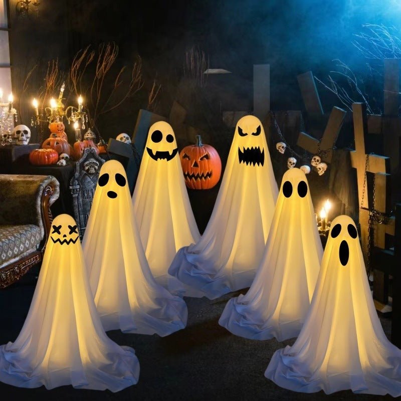 Décorations de fantômes pour Halloween dans la cour devant la véranda. - Ivory Deals Market