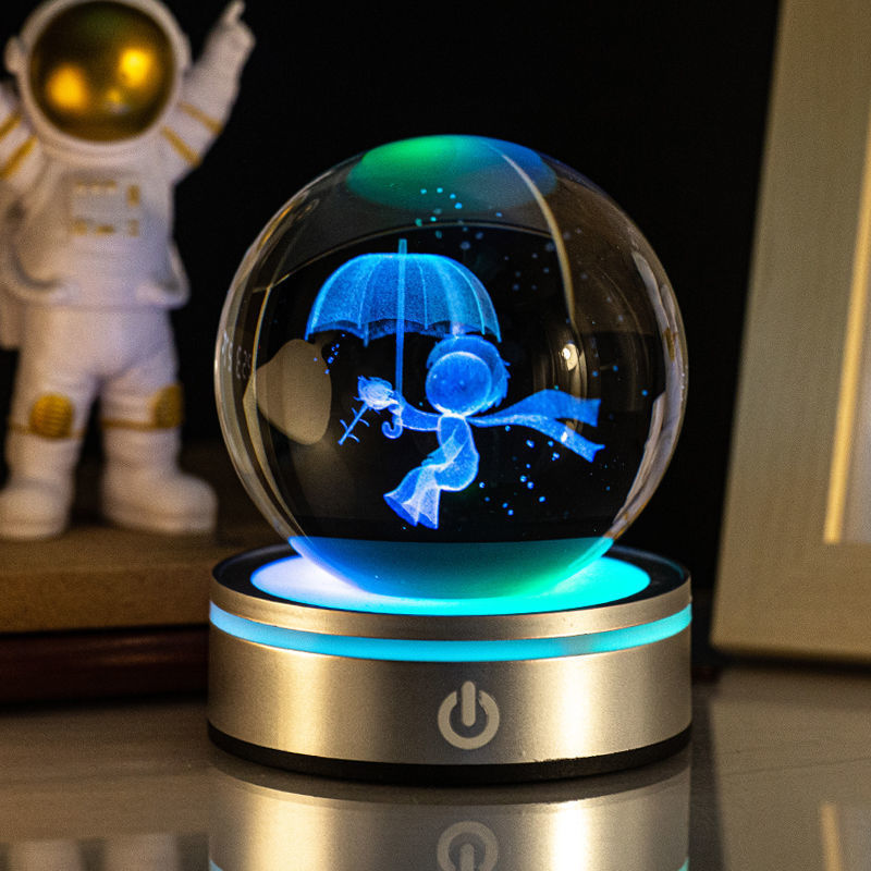 Sélection de cadeaux pour la maison : petite lampe de nuit colorée avec une boule de cristal lumineuse en 3D gravée à l'intérieur.