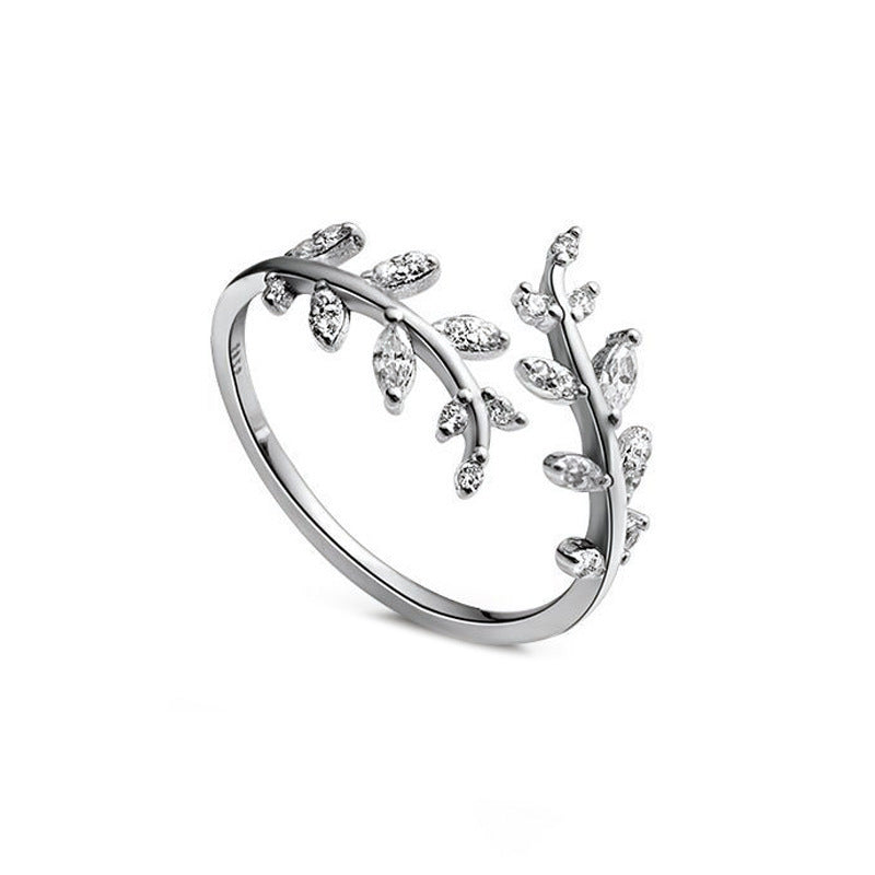 Bague en argent sterling S925 personnalisée avec un diamant en forme de feuille.