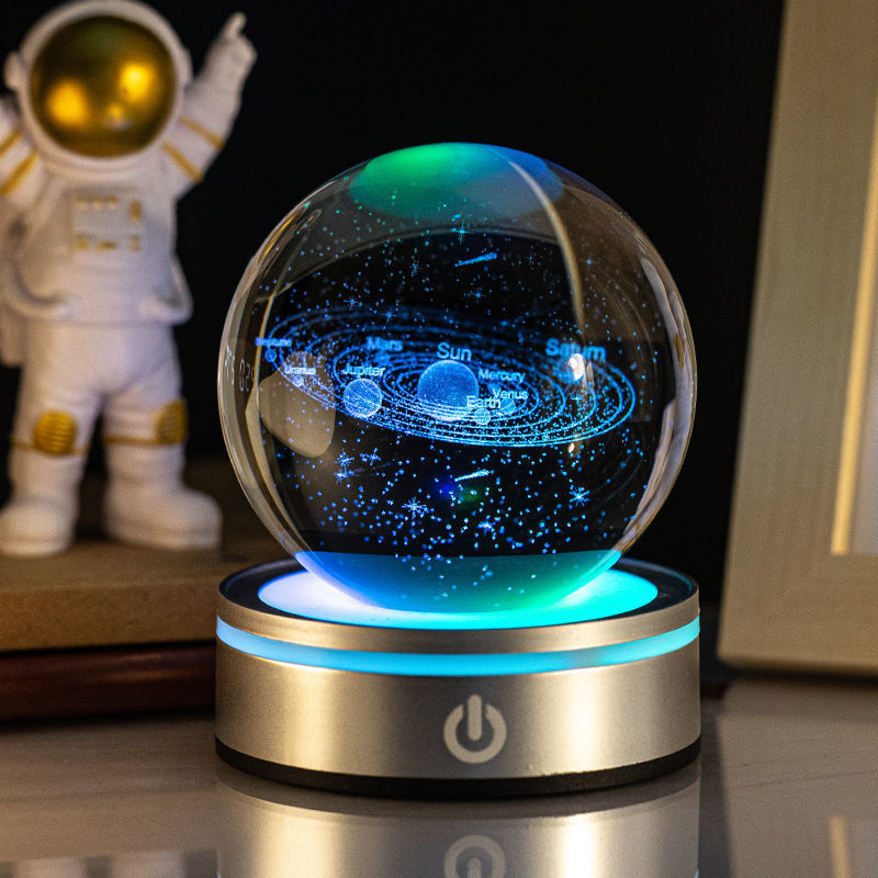 Sélection de cadeaux pour la maison : petite lampe de nuit colorée avec une boule de cristal lumineuse en 3D gravée à l'intérieur.