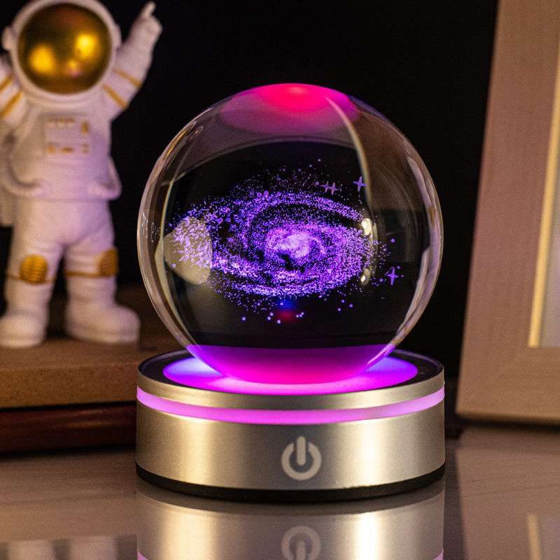 Sélection de cadeaux pour la maison : petite lampe de nuit colorée avec une boule de cristal lumineuse en 3D gravée à l'intérieur.