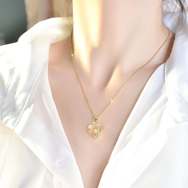 Collier en forme de cœur avec des strass, créatif et personnalisé, pour la Saint-Valentin.