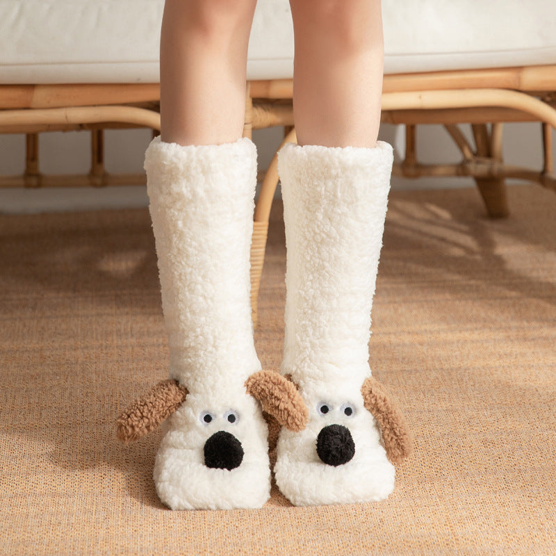 Chaussettes en peluche antidérapantes pour femmes avec un mignon dessin animé de chien pour l'hiver.