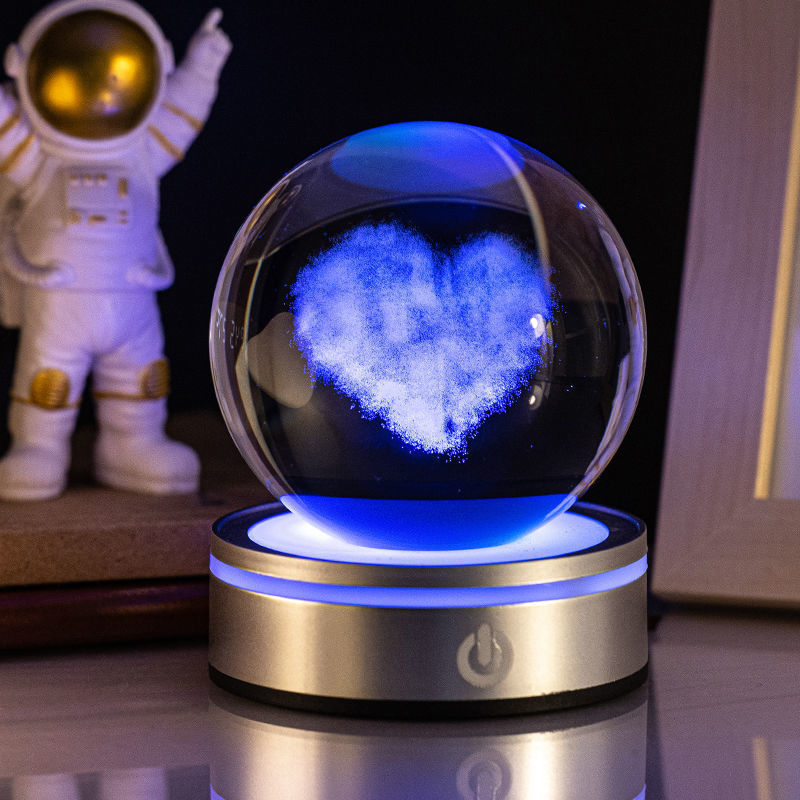 Sélection de cadeaux pour la maison : petite lampe de nuit colorée avec une boule de cristal lumineuse en 3D gravée à l'intérieur.