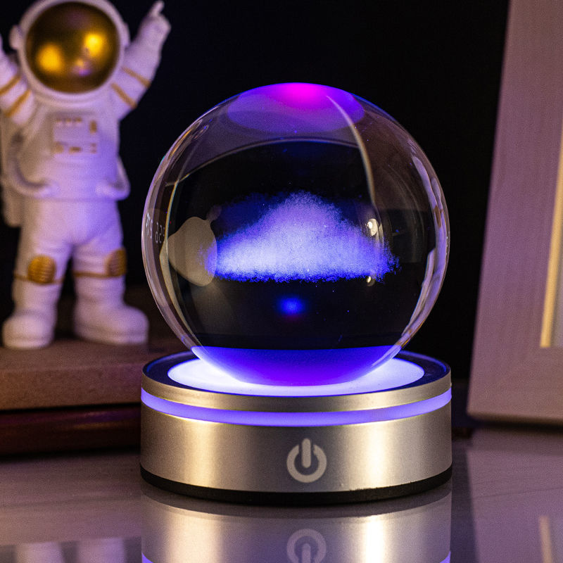 Sélection de cadeaux pour la maison : petite lampe de nuit colorée avec une boule de cristal lumineuse en 3D gravée à l'intérieur.