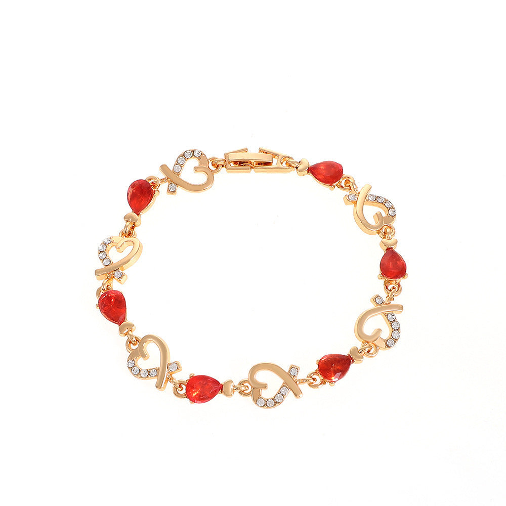 Bracelet en amour creux avec des strass, bracelet en forme de cœur au tempérament de mode pour un cadeau de Saint-Valentin.