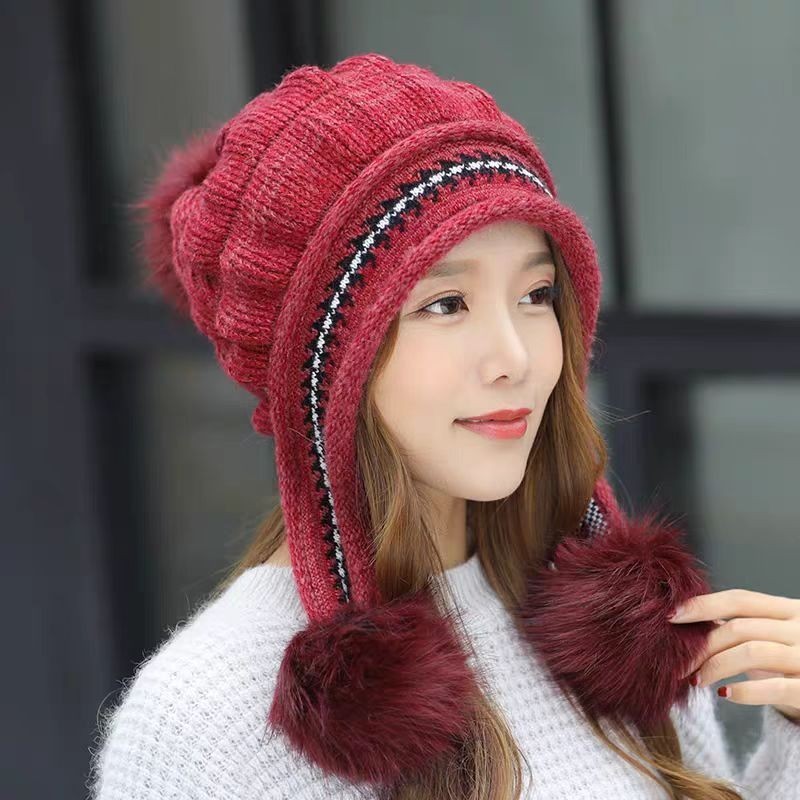 Bonnet d'hiver chaud en tricot douillet avec rabats d'oreilles et pompon, parfait pour le ski et les activités en plein air.