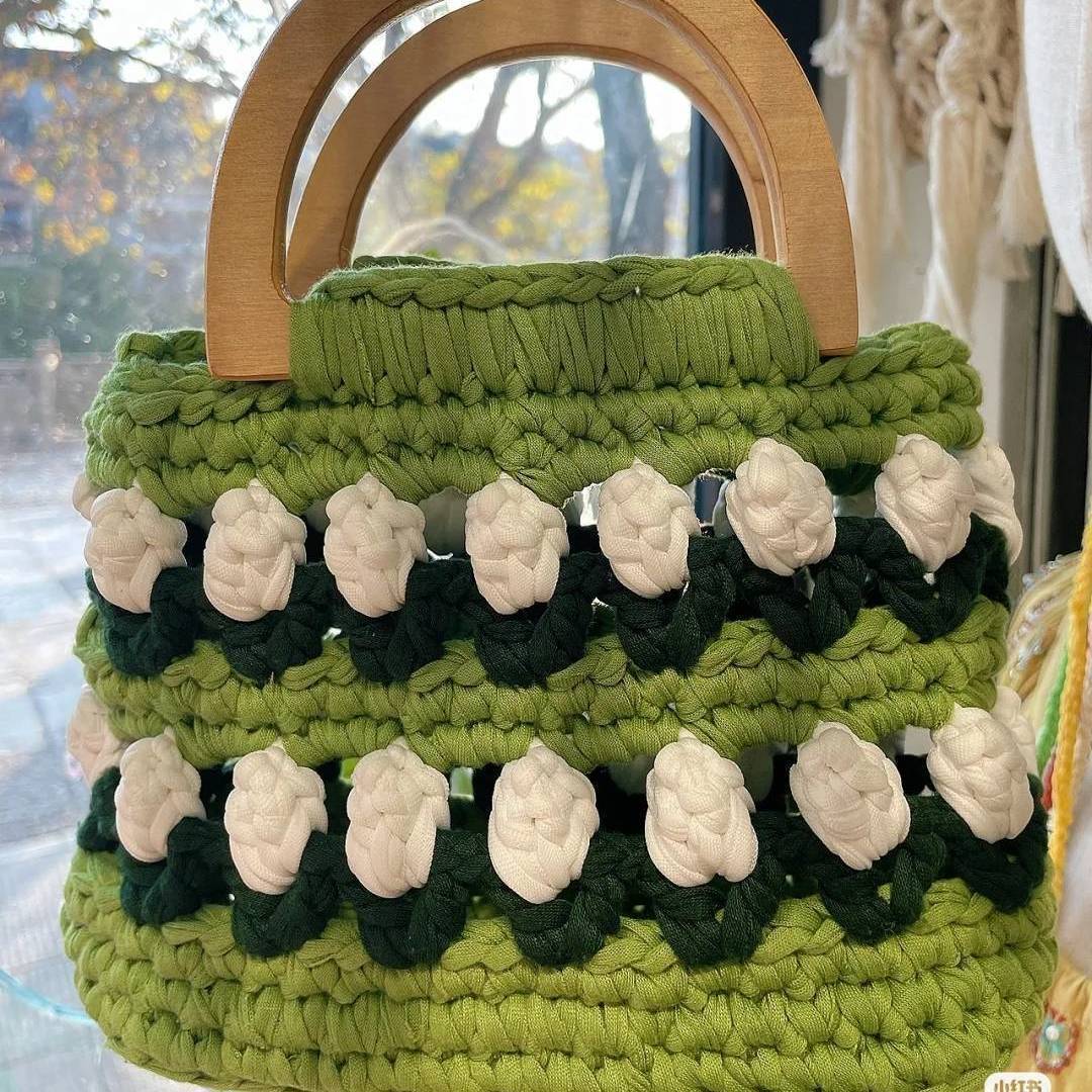 Ligne de vêtements au crochet avec des sacs à main en tricot de tulipes - Ivory Deals Market