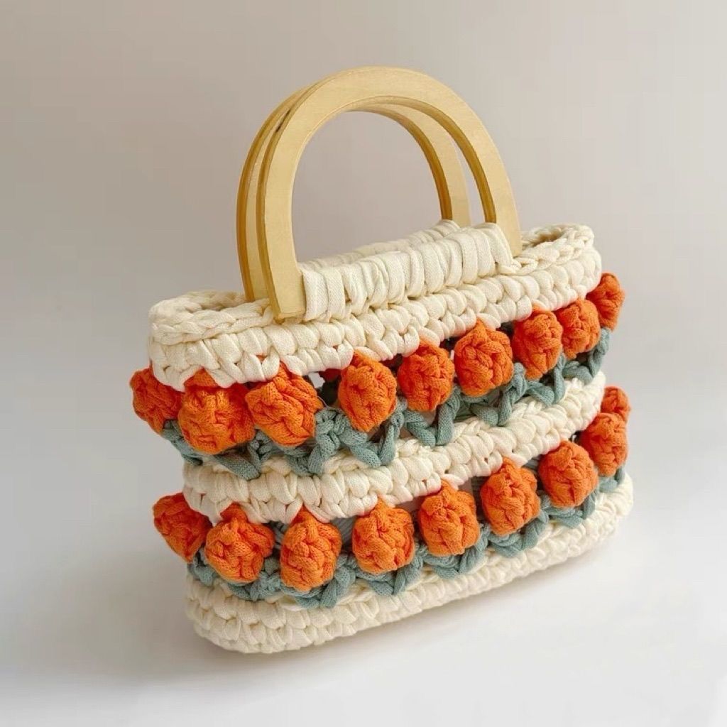 Ligne de vêtements au crochet avec des sacs à main en tricot de tulipes - Ivory Deals Market