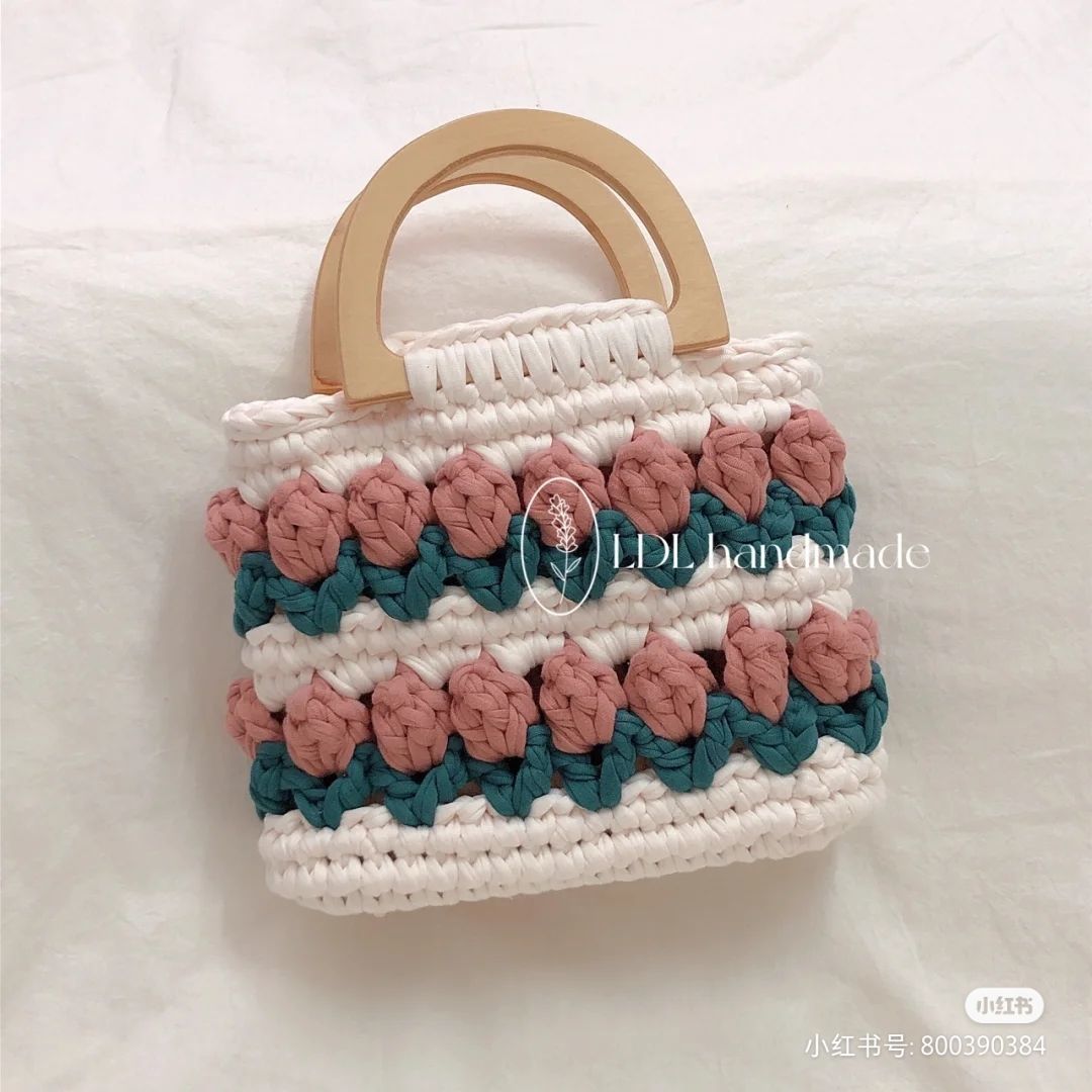 Ligne de vêtements au crochet avec des sacs à main en tricot de tulipes - Ivory Deals Market